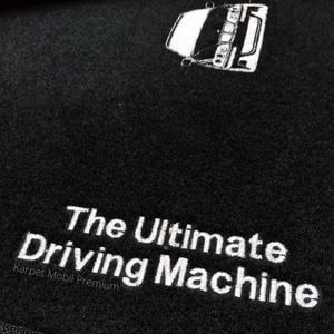 Karpet BMW E39 2 Baris Bahan Beludru Super Warna Hitam Logo The Ultimate Driving Machine dan Gambar Mobil