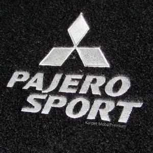 Karpet Mitsubishi Pajero Sport Exceed Bahan Beludru Super Warna Hitam Logo Tiga Berlian Tulisan Pajero Sport, 2 Baris